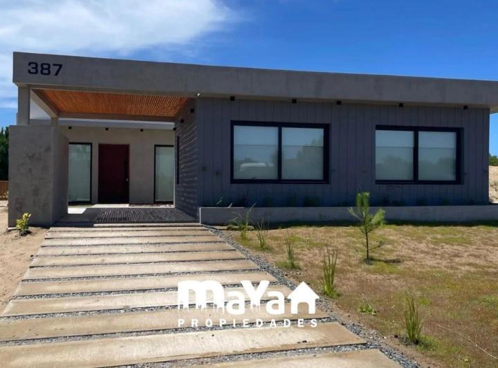 Casa · 225m² · 6 Ambientes · 2 Cocheras