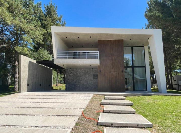 Casa · 220m² · 5 Ambientes · 1 Cochera
