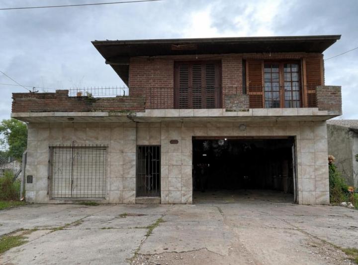 Casa · 320m² · 6 Ambientes · 1 Cochera