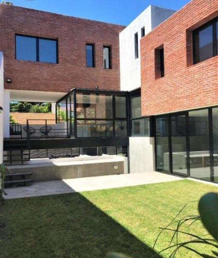 Casa · 220m² · 4 Ambientes · 2 Cocheras