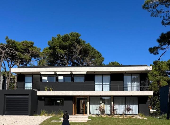 Casa · 310m² · 5 Ambientes · 1 Cochera