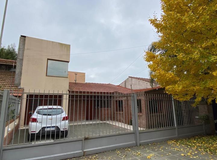 Casa · 211m² · 5 Ambientes · 2 Cocheras
