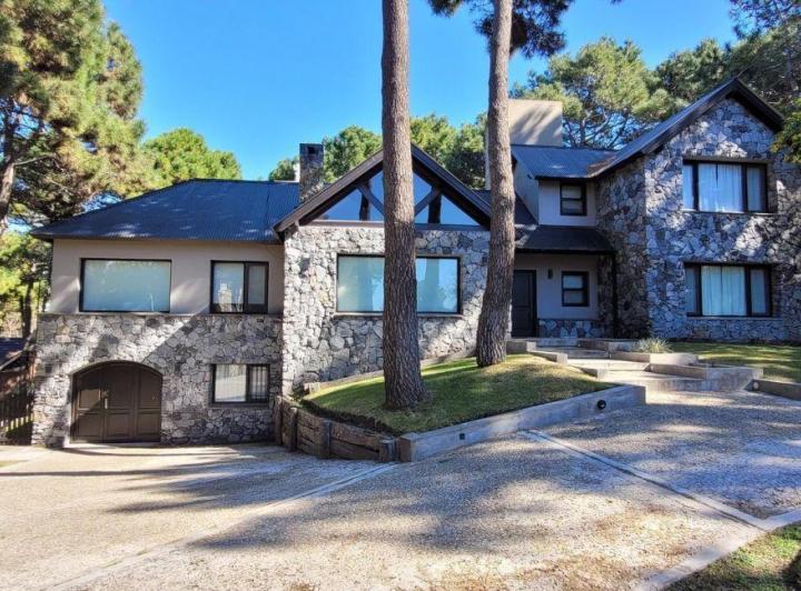 Casa · 450m² · 6 Ambientes · 1 Cochera