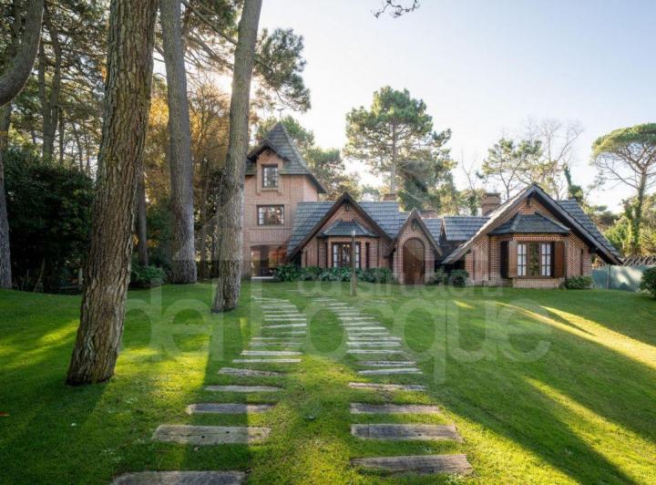Casa · 239m² · 6 Ambientes · 1 Cochera