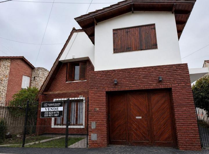Casa · 140m² · 4 Ambientes · 2 Cocheras