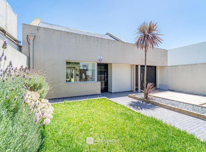 Casa · 130m² · 2 Ambientes · 2 Cocheras
