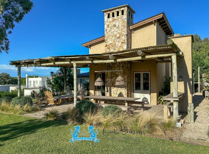 Casa · 160m² · 4 Ambientes · 1 Cochera