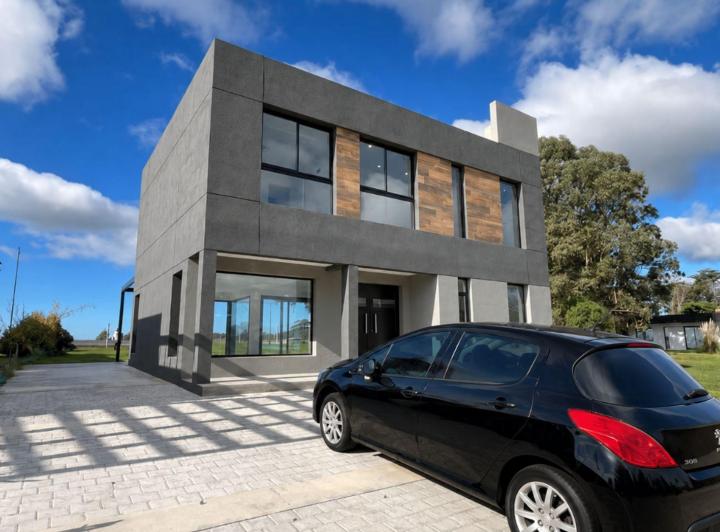 Casa · 150m² · 4 Ambientes · 2 Cocheras