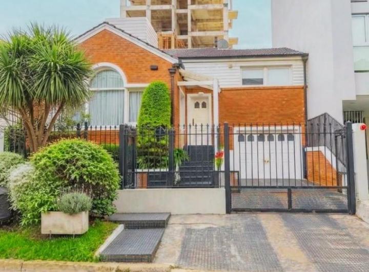 Casa · 184m² · 5 Ambientes · 2 Cocheras