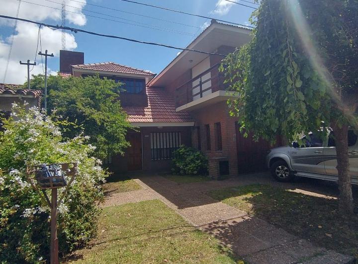 Casa · 240m² · 6 Ambientes · 2 Cocheras