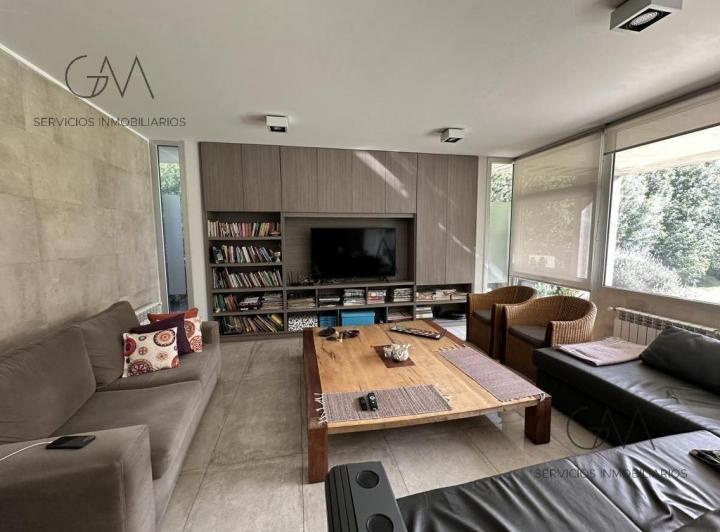 Casa · 220m² · 4 Ambientes · 2 Cocheras