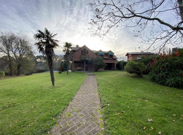 Casa · 652m² · 8 Ambientes · 1 Cochera
