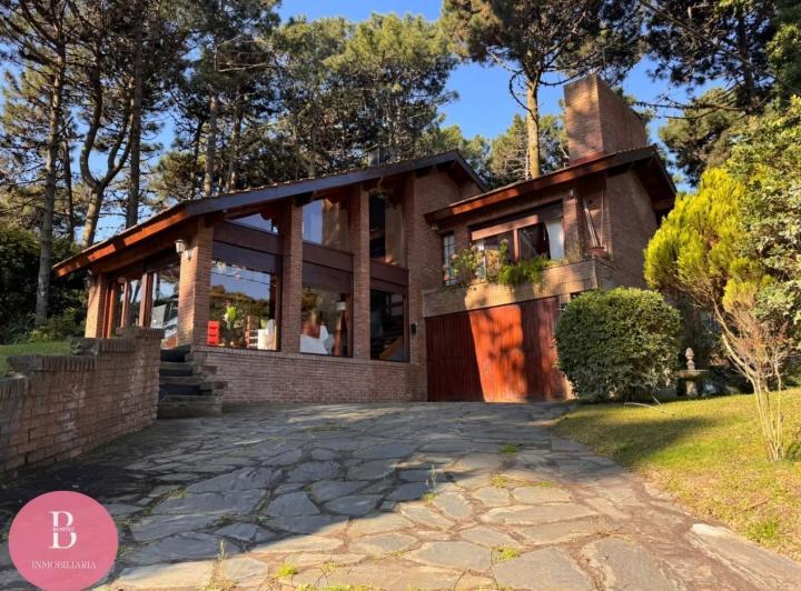 Casa · 270m² · 5 Ambientes · 1 Cochera