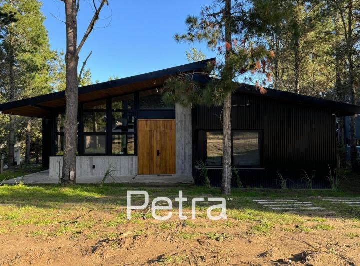 Casa · 300m² · 6 Ambientes · 1 Cochera