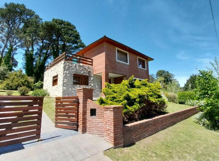 Casa · 220m² · 3 Ambientes · 1 Cochera