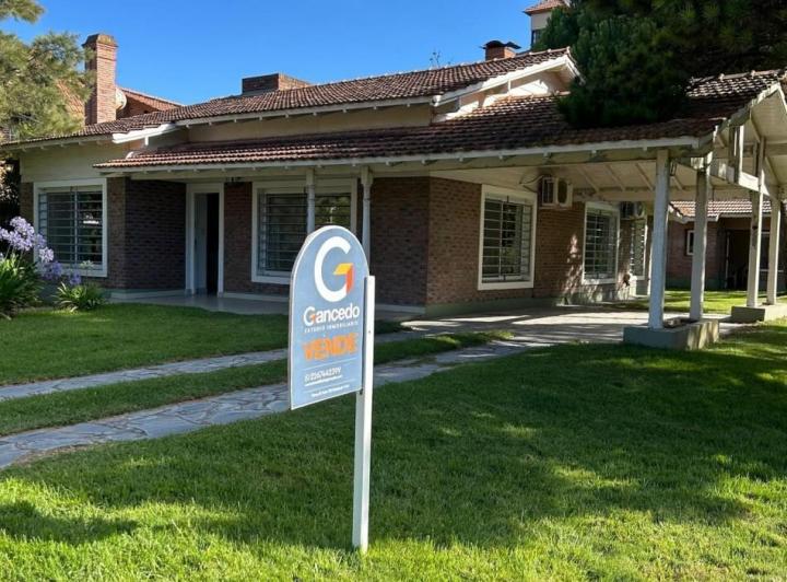 Casa · 176m² · 6 Ambientes · 2 Cocheras
