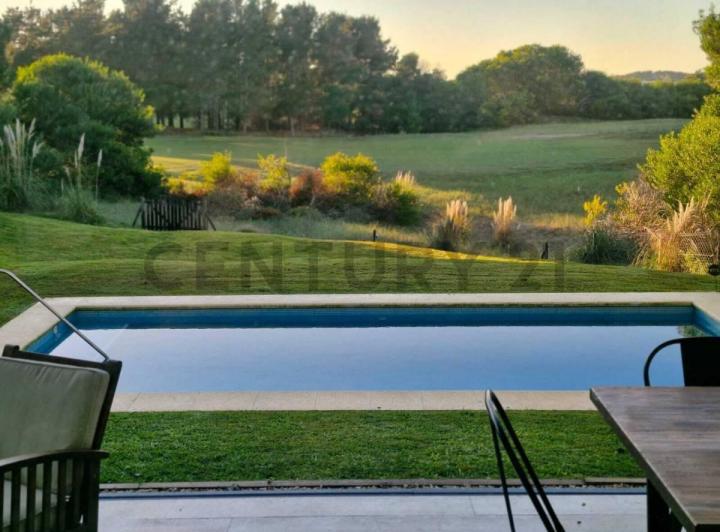 Casa · 250m² · 5 Ambientes · 2 Cocheras