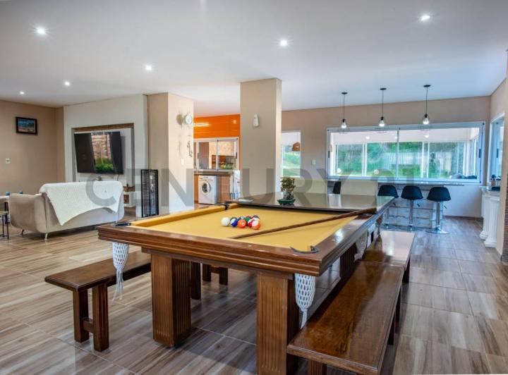 Casa · 353m² · 6 Ambientes · 1 Cochera