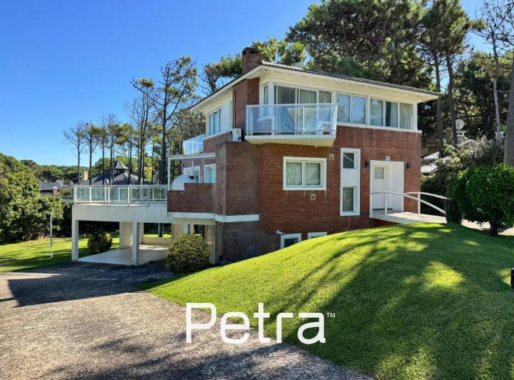 Casa · 230m² · 6 Ambientes · 1 Cochera