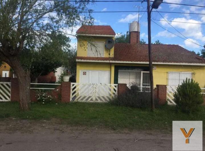 Casa · 180m² · 5 Ambientes · 4 Cocheras