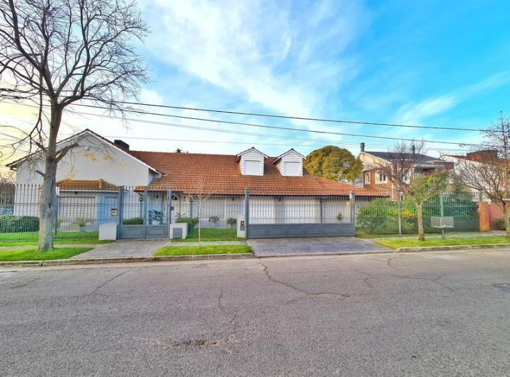 Casa · 380m² · 5 Ambientes · 2 Cocheras