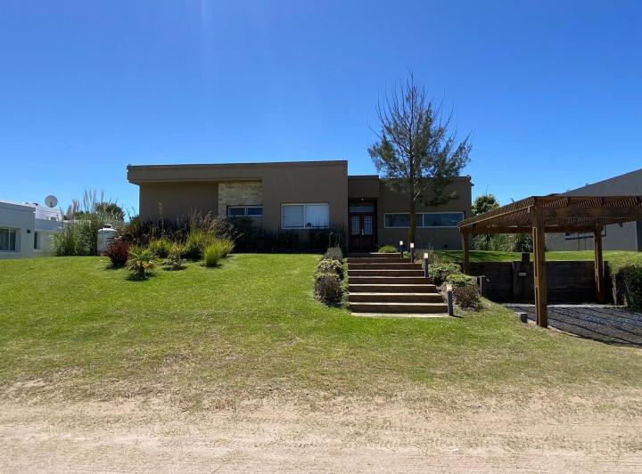 Casa · 240m² · 4 Ambientes