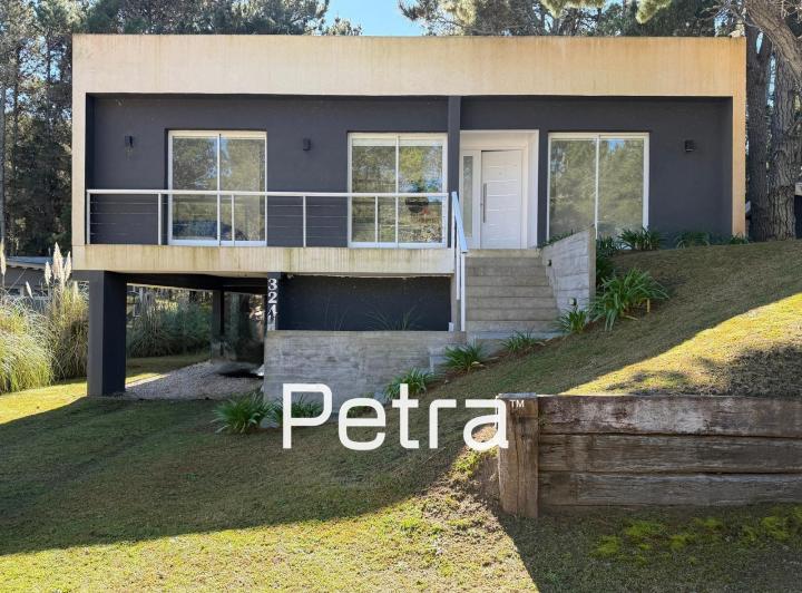 Casa · 160m² · 4 Ambientes · 3 Cocheras