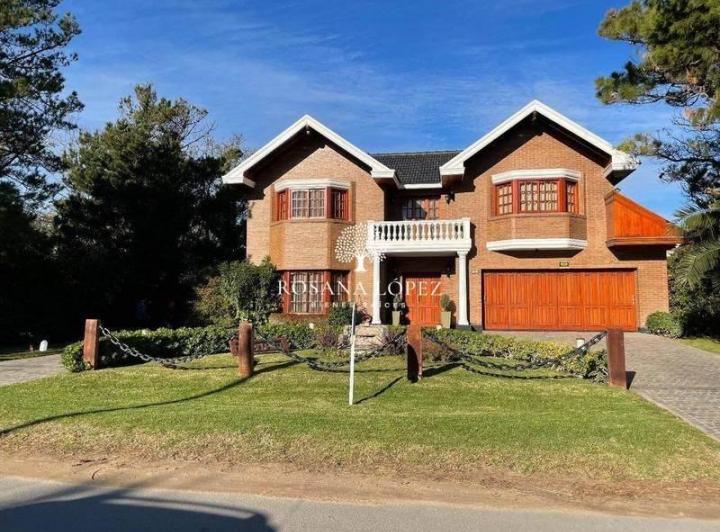 Casa · 400m² · 7 Ambientes · 1 Cochera