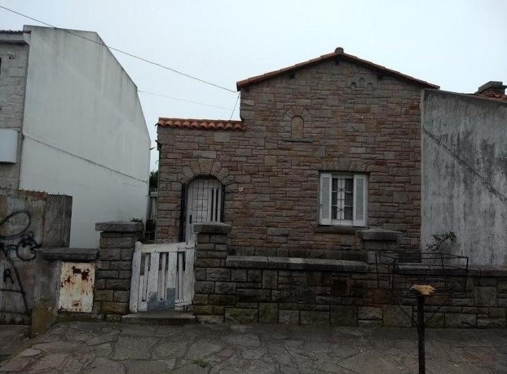Casa · 180m² · 3 Dormitorios · 6 Cocheras
