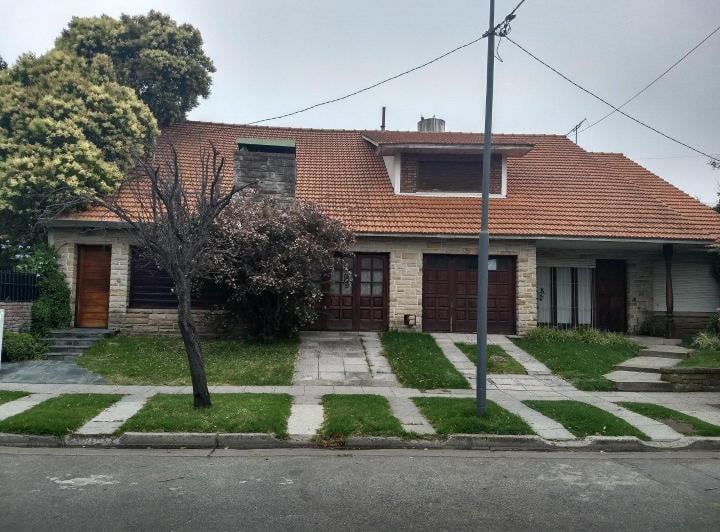 Casa · 300m² · 3 Dormitorios · 2 Cocheras