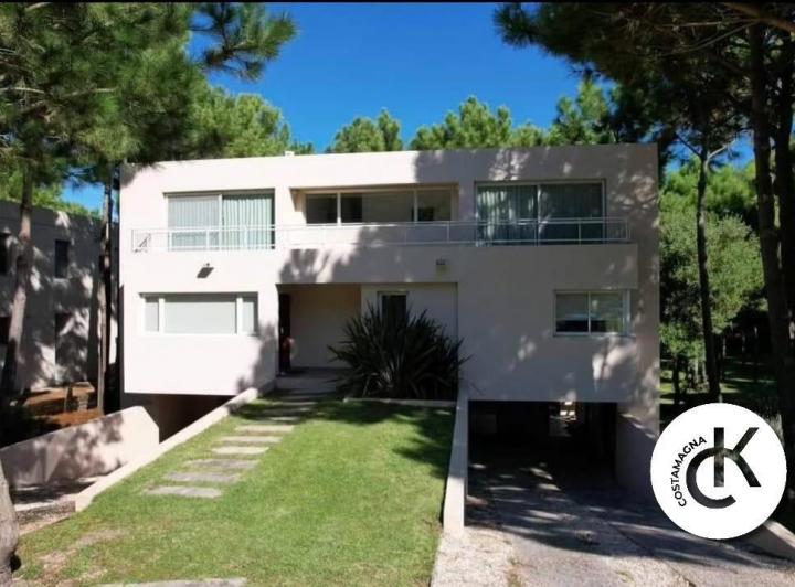 Casa · 189m² · 4 Ambientes · 2 Cocheras