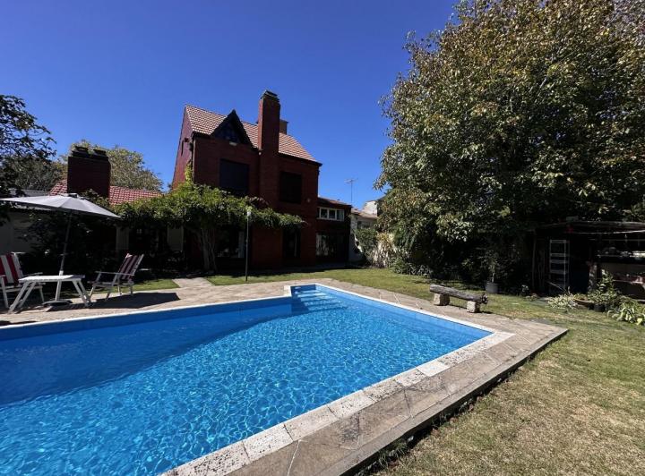 Casa · 250m² · 5 Ambientes · 2 Cocheras