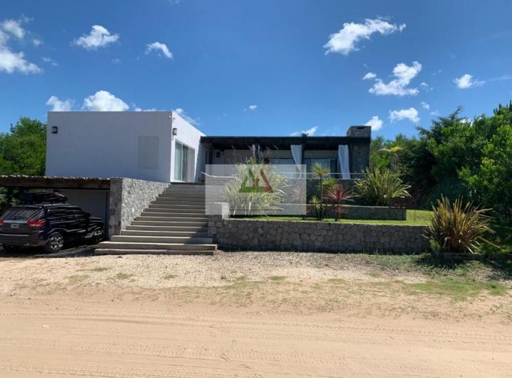 Casa · 200m² · 6 Ambientes · 2 Cocheras
