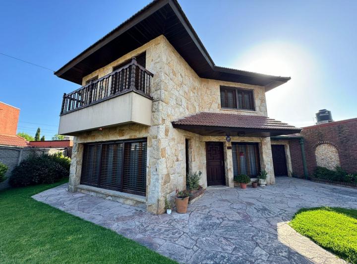 Casa · 184m² · 5 Ambientes · 2 Cocheras