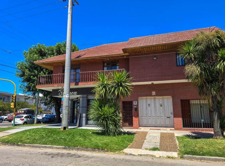 Casa · 4 Dormitorios · 1 Cochera