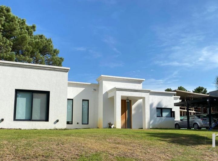 Casa · 235m² · 4 Ambientes · 1 Cochera