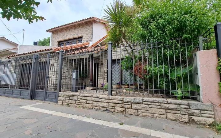 Casa · 220m² · 5 Ambientes · 1 Cochera