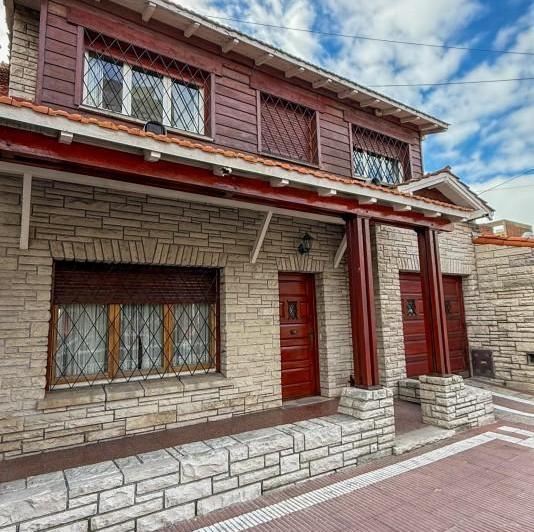 Casa · 178m² · 5 Ambientes · 1 Cochera