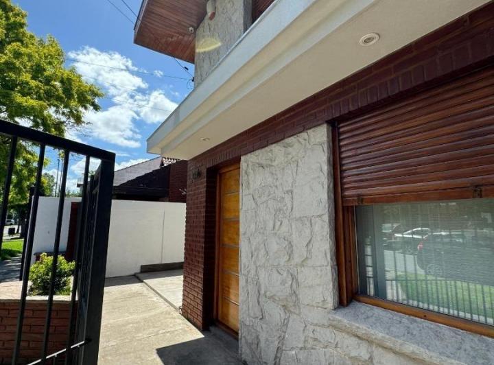 Casa · 180m² · 3 Ambientes · 2 Cocheras