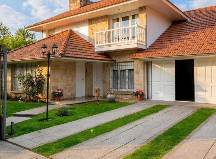 Casa · 250m² · 5 Ambientes · 2 Cocheras