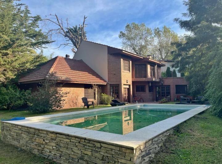 Casa · 300m² · 6 Ambientes · 2 Cocheras