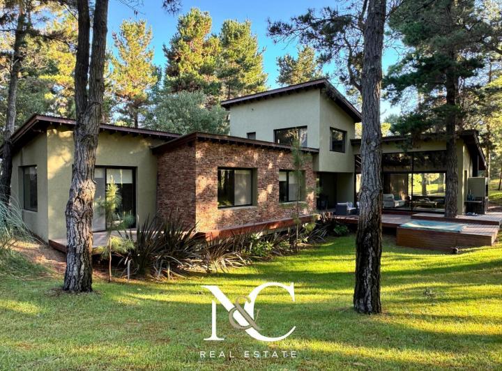 Casa · 216m² · 6 Ambientes · 1 Cochera
