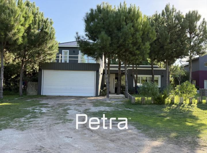 Casa · 312m² · 6 Ambientes · 2 Cocheras