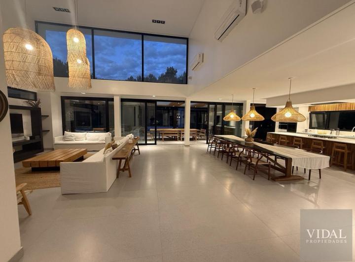 Casa · 437m² · 7 Ambientes
