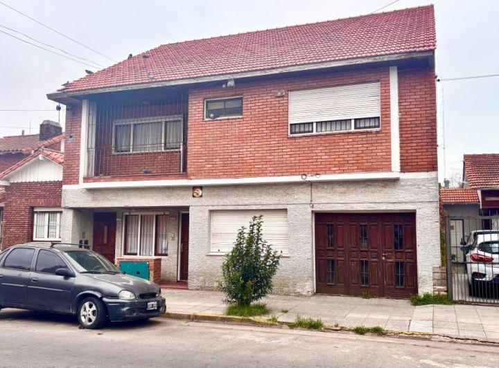 Casa · 221m² · 7 Ambientes · 1 Cochera
