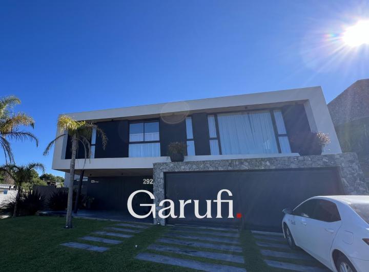 Casa · 300m² · 6 Ambientes · 2 Cocheras