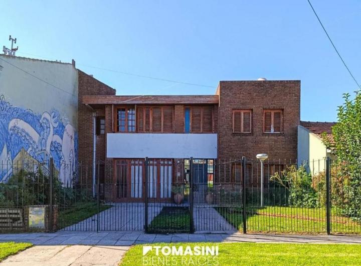 Casa · 220m² · 5 Ambientes · 2 Cocheras