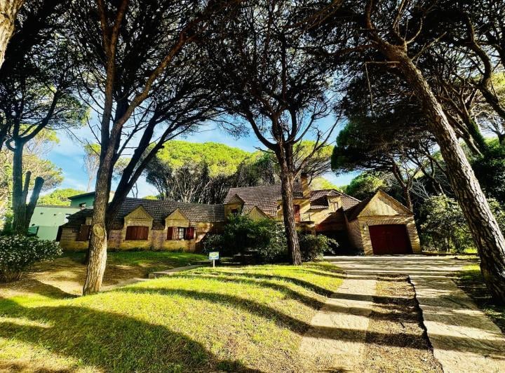 Casa · 270m² · 7 Ambientes · 1 Cochera