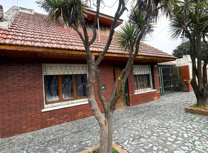 Casa · 122m² · 4 Ambientes · 2 Cocheras
