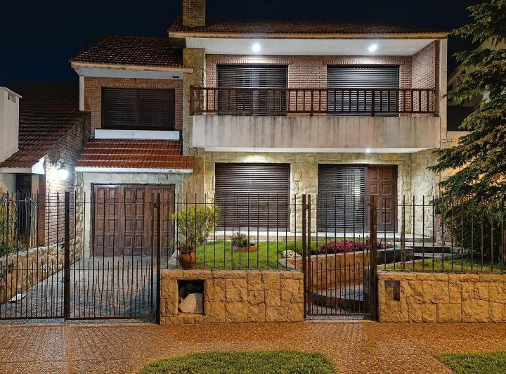 Casa · 269m² · 6 Ambientes · 2 Cocheras
